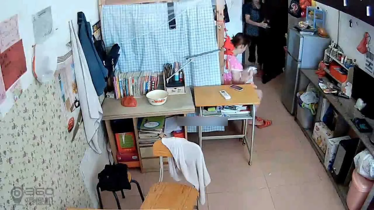 家庭监控_儿媳当着婆婆面脱衣服